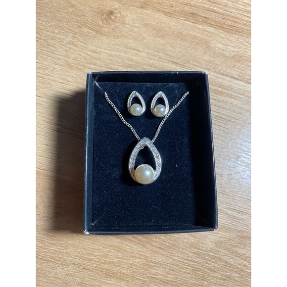 Pearl and Rhinestone Matching Necklace and Earrings (x2) Set - Picture 3 of 8